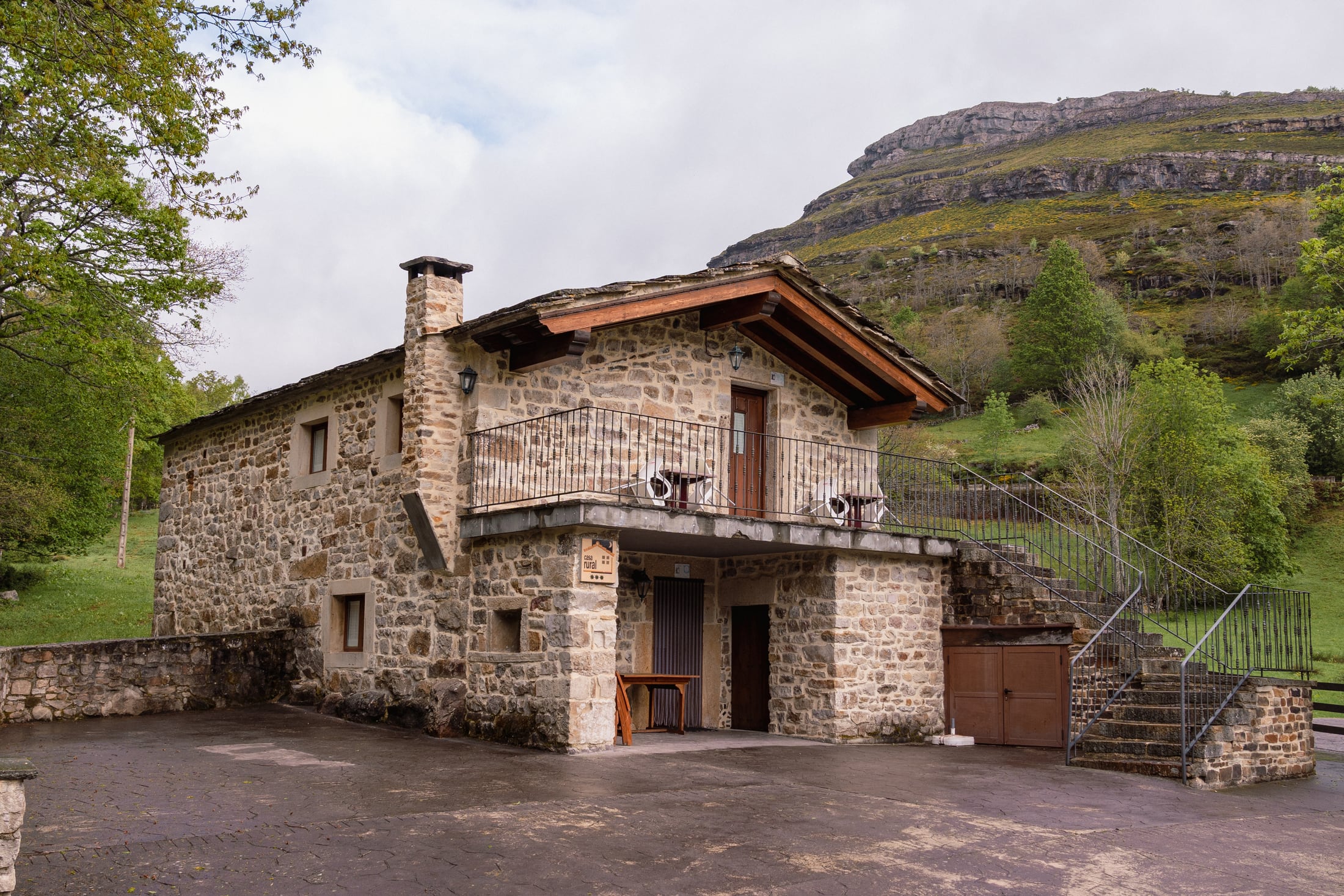 Casa rural de piedra en un paisaje de montaña