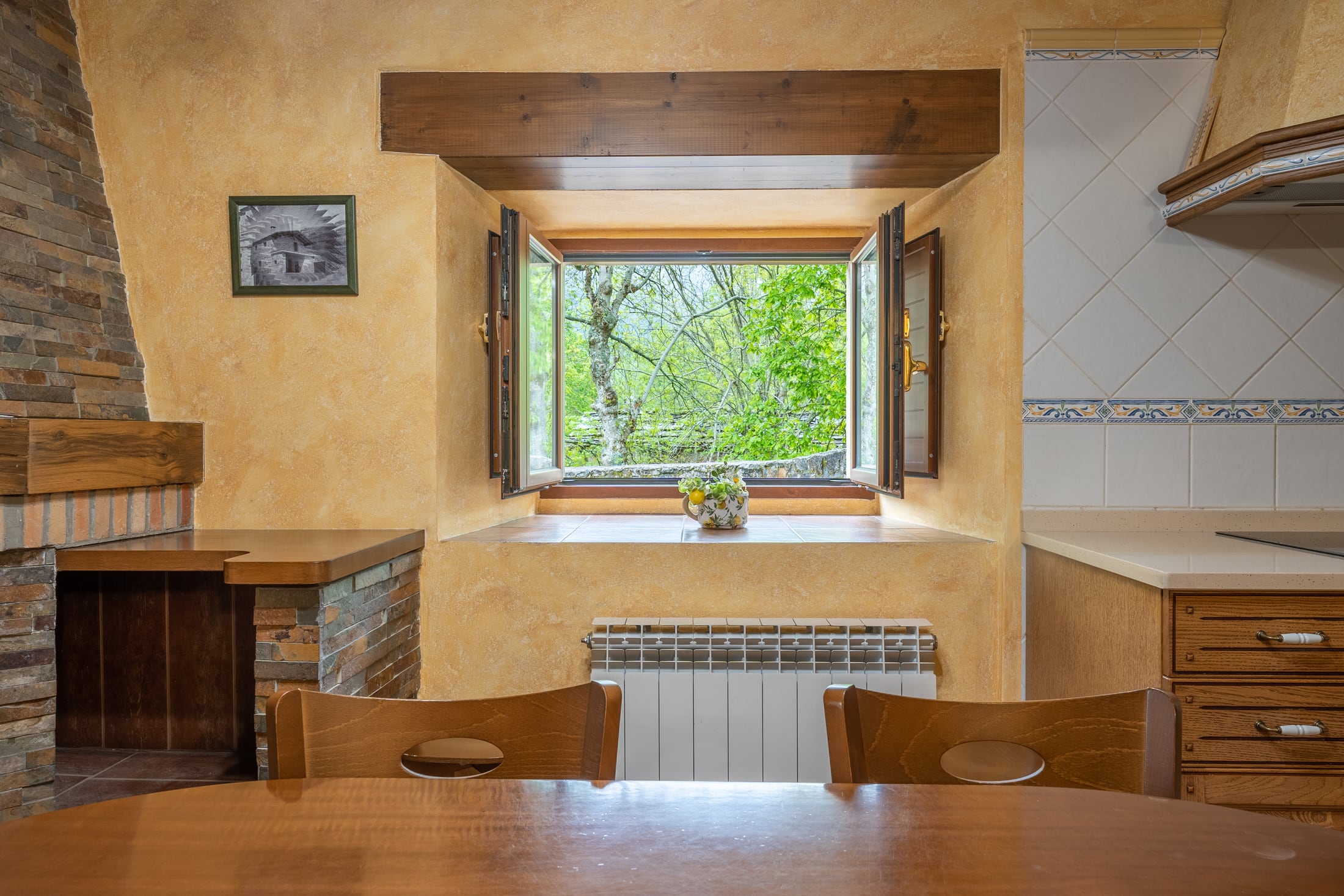 Interior rústico con una ventana abierta al bosque
