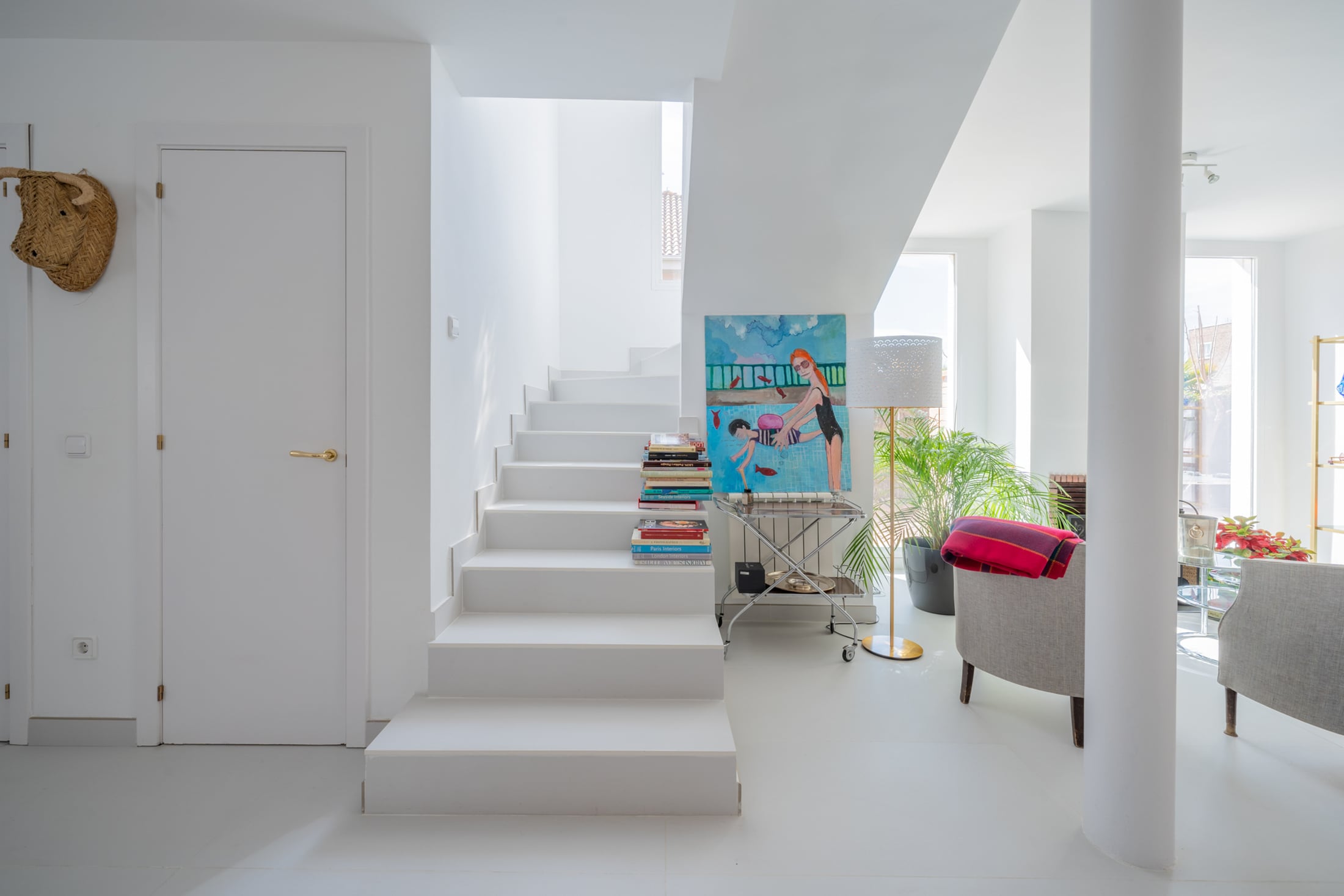 Interior blanco y luminoso con escalera