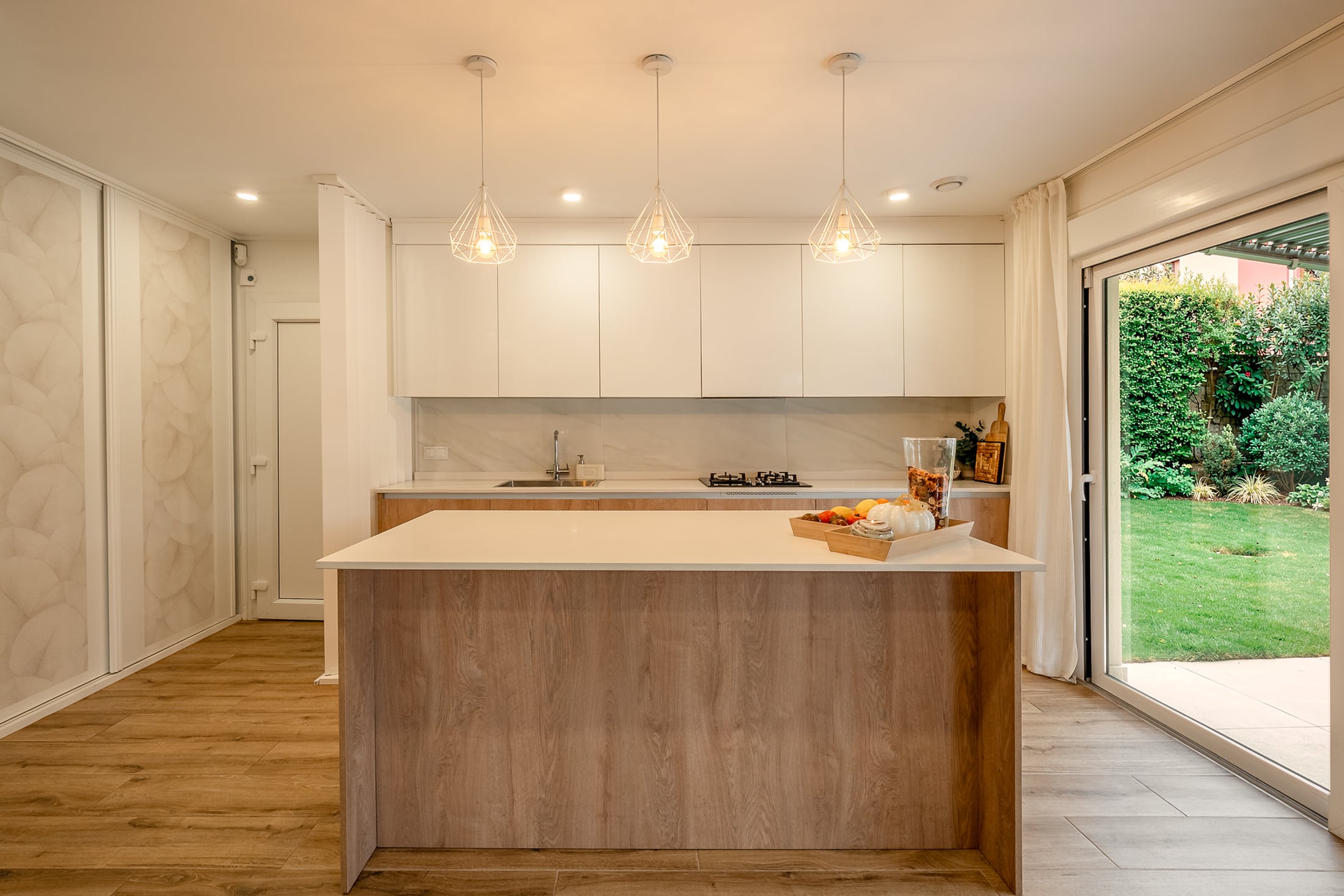 Cocina contemporánea abierta a un jardín