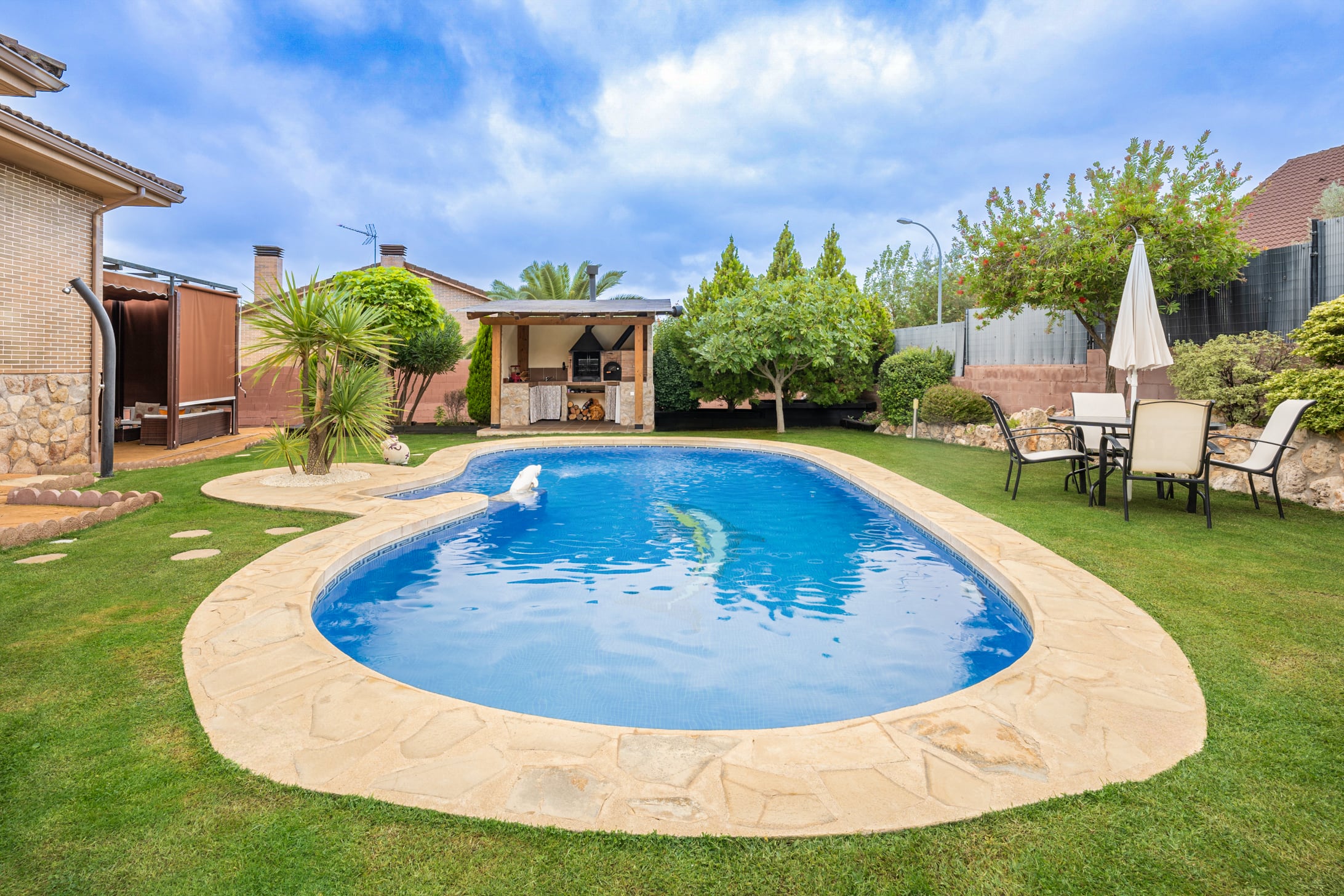 Jardín de vivienda con piscina